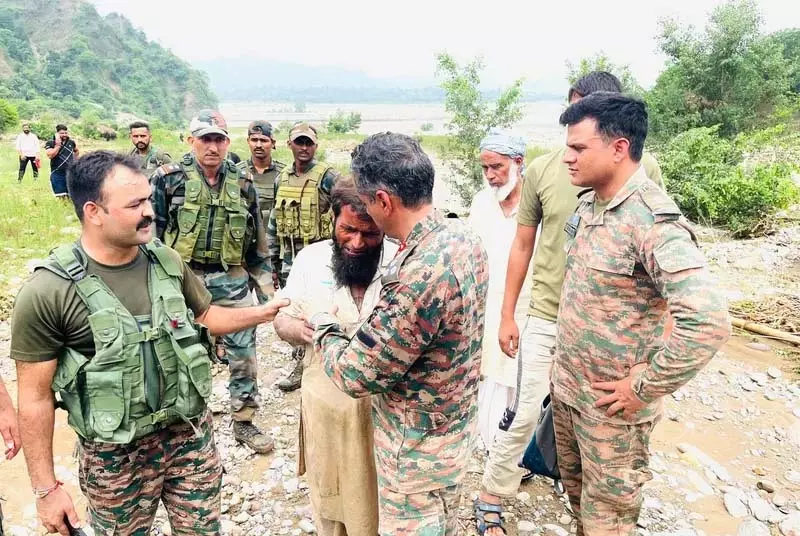 कठुआ आपदा: सेना ने बचाव अभियान में हेलीकॉप्टर लगाए कठुआ आपदा: सेना ने बचाव अभियान में हेलीकॉप्टर लगाए