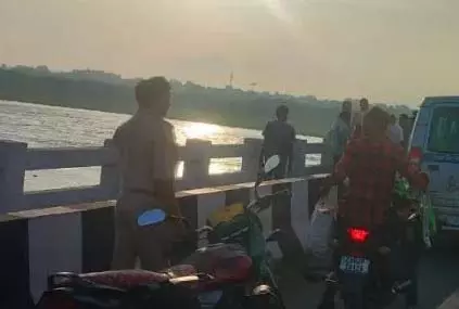 पुल में लावारिस हालत में मिला एक्टिवा, महिला लापता पुल में लावारिस हालत में मिला एक्टिवा, महिला लापता