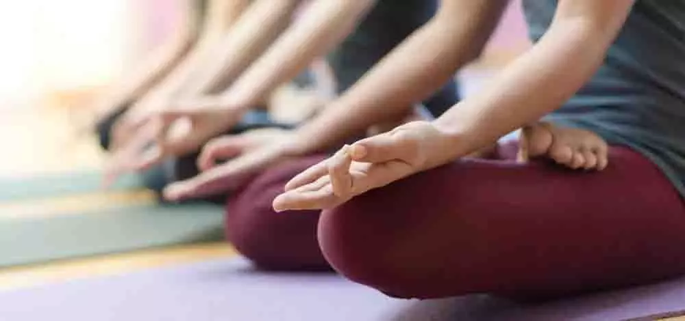 Yoga: सिर्फ 10 मिनट निकाल सकते हैं, तो ऐसे करें योग Yoga: सिर्फ 10 मिनट निकाल सकते हैं, तो ऐसे करें योग