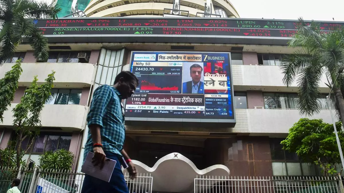 Sensex 1,000 अंक से अधिक उछला, निफ्टी 24,953.50 के स्तर पर पहुंचा Sensex 1,000 अंक से अधिक उछला, निफ्टी 24,953.50 के स्तर पर पहुंचा