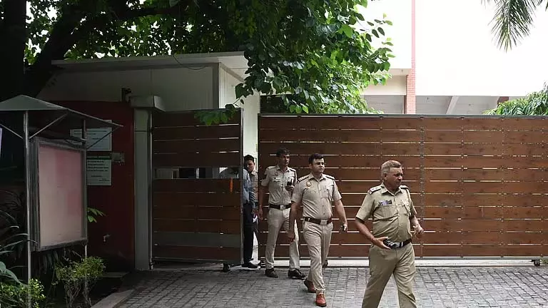बम धमकी के बाद दिल्ली के तीन स्कूल खाली, तलाशी अभियान जारी बम धमकी के बाद दिल्ली के तीन स्कूल खाली, तलाशी अभियान जारी