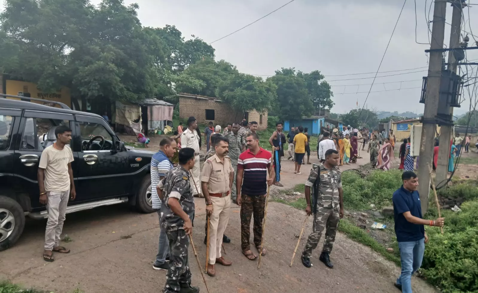 Dhanbad: पथराव और तोड़फोड़ में एक युवती घायल Dhanbad: पथराव और तोड़फोड़ में एक युवती घायल
