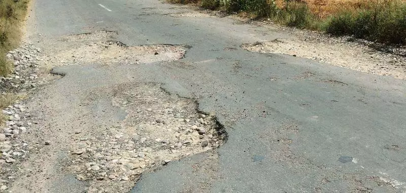 Himachal: स्थानीय लोगों ने ‘सेब सड़क’ की मरम्मत और उन्नयन की मांग की Himachal: स्थानीय लोगों ने ‘सेब सड़क’ की मरम्मत और उन्नयन की मांग की