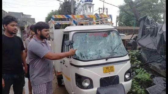 Panchkula: बुढ़ानपुर में उपद्रवियों का कहर, 15 गाड़ियों में तोड़फोड़ Panchkula: बुढ़ानपुर में उपद्रवियों का कहर, 15 गाड़ियों में तोड़फोड़