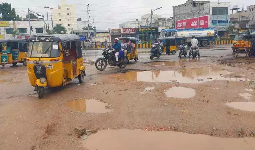 खराब सड़कें, बाढ़ और बिजली कटौती से Hyderabad के लोग निराश खराब सड़कें, बाढ़ और बिजली कटौती से Hyderabad के लोग निराश