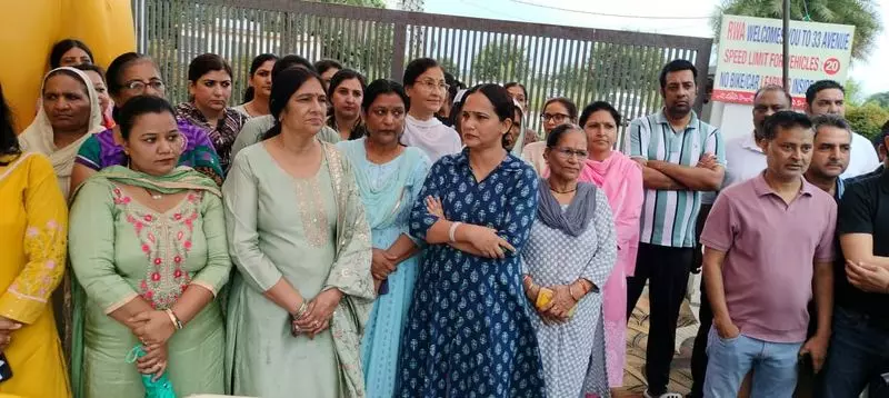 Haryana : कॉलोनी के चारों ओर की दीवार गिराने के कदम का निवासियों ने विरोध किया Haryana : कॉलोनी के चारों ओर की दीवार गिराने के कदम का निवासियों ने विरोध किया