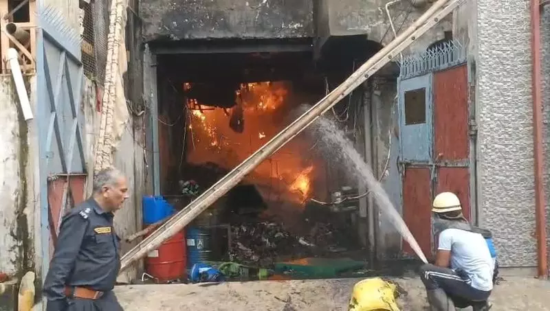 Haryana : बहादुरगढ़ में फुटवियर फैक्ट्री में लगी आग Haryana : बहादुरगढ़ में फुटवियर फैक्ट्री में लगी आग
