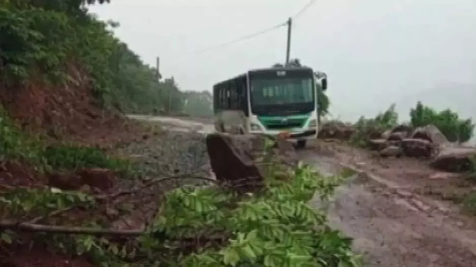 Koraput: लगातार बारिश के बाद भूस्खलन से सड़कें अवरुद्ध Koraput: लगातार बारिश के बाद भूस्खलन से सड़कें अवरुद्ध