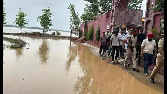 Gurdaspur : बाढ़ का खतरा, रावी नदी उफान पर Gurdaspur : बाढ़ का खतरा, रावी नदी उफान पर
