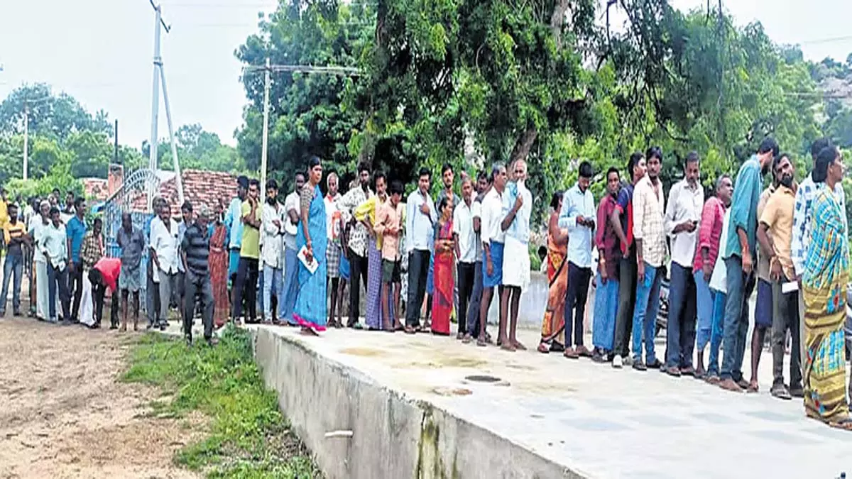 Telangana में 11 हज़ार एकड़ में लगी फसलों पर बारिश का कहर Telangana में 11 हज़ार एकड़ में लगी फसलों पर बारिश का कहर