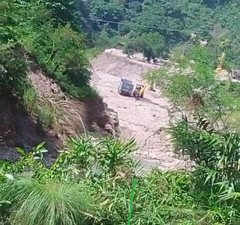 Pung Khad में खनन अभियान में 3 वाहन जब्त Pung Khad में खनन अभियान में 3 वाहन जब्त