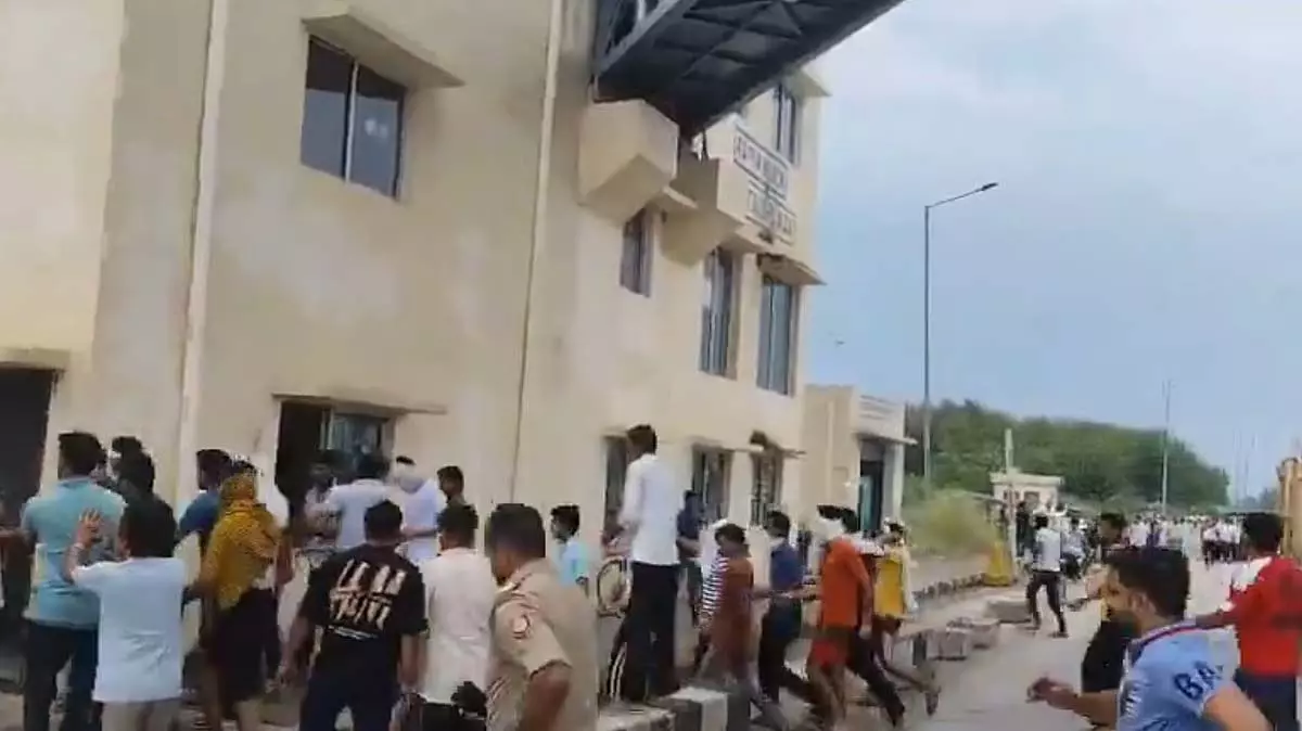 Meerut: सैनिक पर हमले के बाद भूनी टोल प्लाजा में हिंसा Meerut: सैनिक पर हमले के बाद भूनी टोल प्लाजा में हिंसा