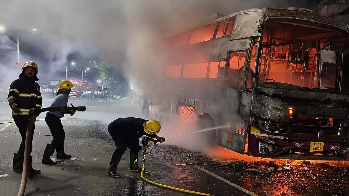 Pune-Bengaluru: राजमार्ग पर निजी बस में आग लगने से यात्री बाल-बाल बचे Pune-Bengaluru: राजमार्ग पर निजी बस में आग लगने से यात्री बाल-बाल बचे