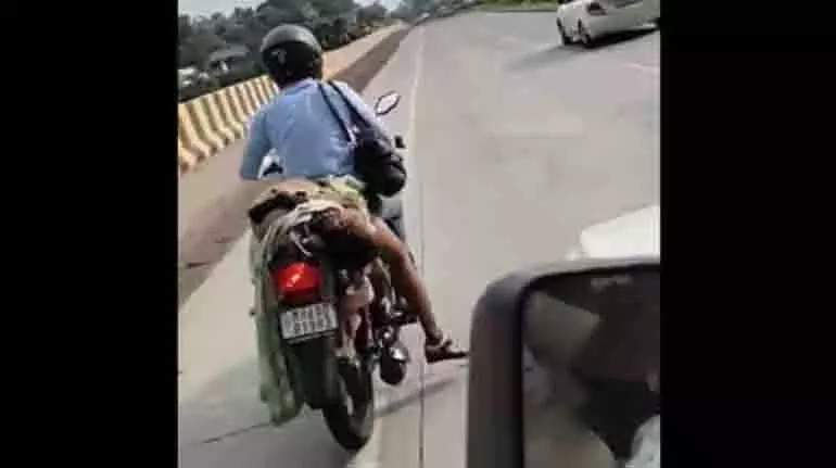 Nagpur में पत्नी का शव बाइक पर ले जाते हुए एक व्यक्ति का वीडियो सामने आया Nagpur में पत्नी का शव बाइक पर ले जाते हुए एक व्यक्ति का वीडियो सामने आया