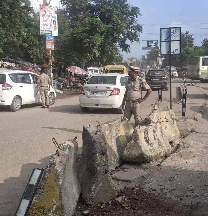 Panchkula में यातायात को सुचारू बनाने के लिए पुलिस ने शुरू किया अभियान, अवैध कट सील किए गए Panchkula में यातायात को सुचारू बनाने के लिए पुलिस ने शुरू किया अभियान, अवैध कट सील किए गए