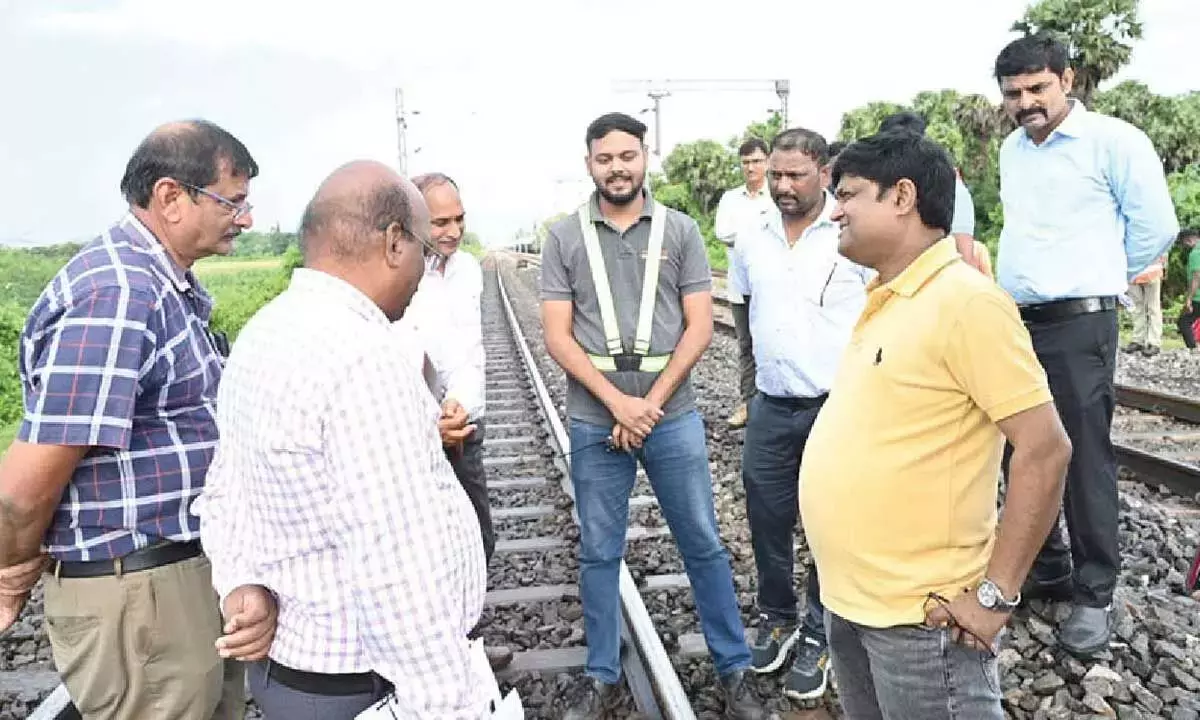DRM ने सुरक्षा रखरखाव कार्यों का निरीक्षण किया DRM ने सुरक्षा रखरखाव कार्यों का निरीक्षण किया