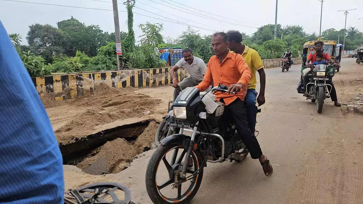 Gwalior: सड़क का बड़ा हिस्सा ढहने से डंपर फंस गया Gwalior: सड़क का बड़ा हिस्सा ढहने से डंपर फंस गया