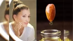 बादाम तेल से मालिश, डार्क सर्कल्स और थकी त्वचा का उपाय बादाम तेल से मालिश, डार्क सर्कल्स और थकी त्वचा का उपाय