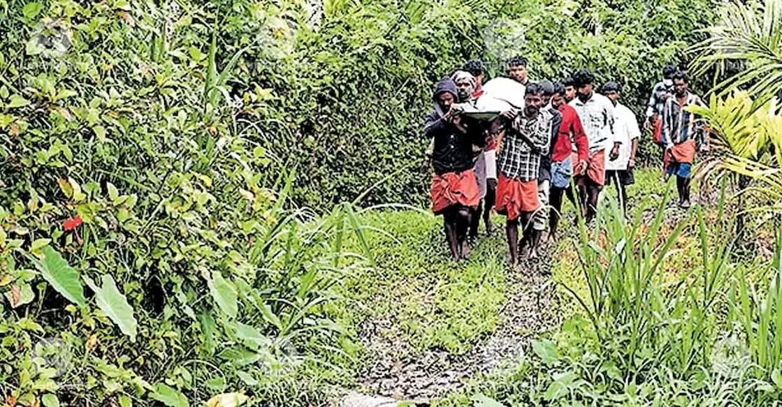 Kerala : सड़क मार्ग न होने से चामप्पारा गांव में जीवन संघर्ष में बदल गया है Kerala : सड़क मार्ग न होने से चामप्पारा गांव में जीवन संघर्ष में बदल गया है