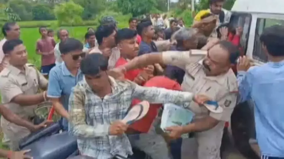 Odisha: प्रेमी युगल के भागने से पुलिस और ग्रामीणों के बीच झड़प Odisha: प्रेमी युगल के भागने से पुलिस और ग्रामीणों के बीच झड़प