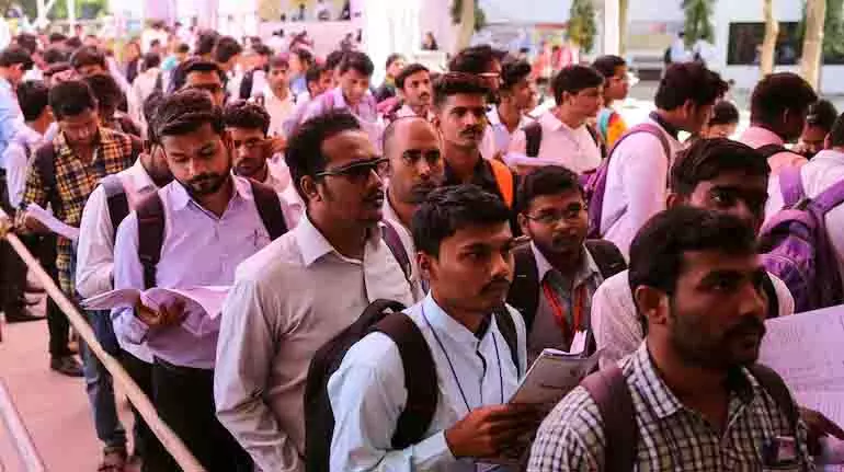 जुलाई में बेरोज़गारी तीन महीने के निचले स्तर पर आ गई जुलाई में बेरोज़गारी तीन महीने के निचले स्तर पर आ गई