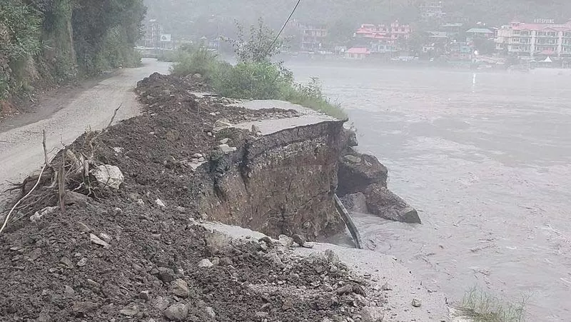 Himachal में बारिश का कहर जारी, 3 हाईवे और 352 अन्य सड़कें अवरुद्ध Himachal में बारिश का कहर जारी, 3 हाईवे और 352 अन्य सड़कें अवरुद्ध