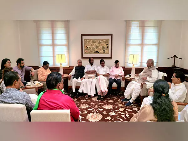 विपक्षी दल मुख्य चुनाव आयुक्त के खिलाफ महाभियोग प्रस्ताव ला सकते हैं: Sources विपक्षी दल मुख्य चुनाव आयुक्त के खिलाफ महाभियोग प्रस्ताव ला सकते हैं: Sources