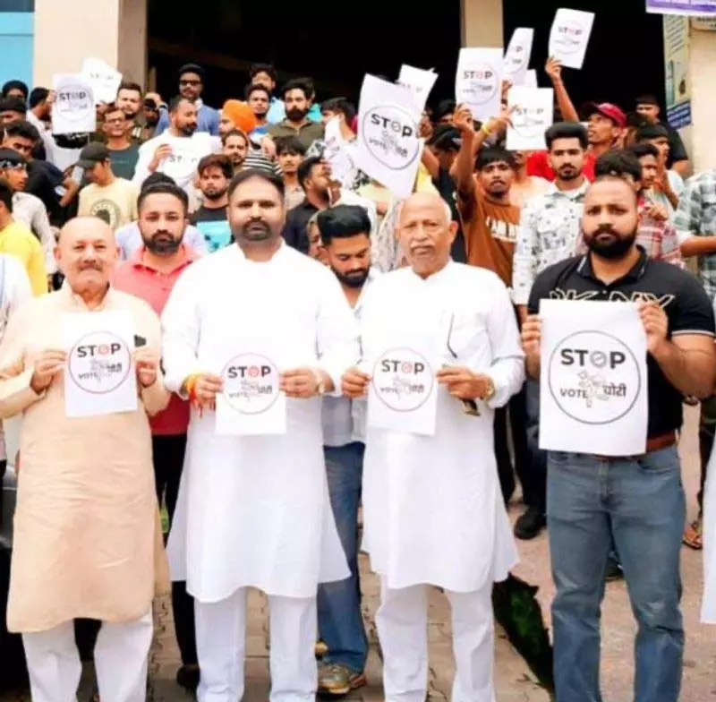 Amritsar: वोटिंग चोरी घोटाले के खिलाफ पठानकोट कांग्रेस का मार्च Amritsar: वोटिंग चोरी घोटाले के खिलाफ पठानकोट कांग्रेस का मार्च