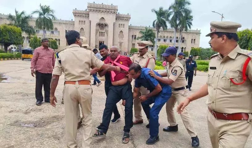 सीएम के उस्मानिया विश्वविद्यालय दौरे से पहले BRSV कार्यकर्ता गिरफ्तार सीएम के उस्मानिया विश्वविद्यालय दौरे से पहले BRSV कार्यकर्ता गिरफ्तार