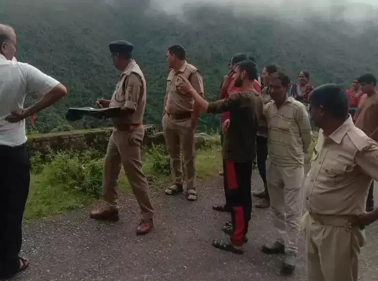 Pauri Garhwal: खाई में गिरा शिक्षक, मौके पर मौत Pauri Garhwal: खाई में गिरा शिक्षक, मौके पर मौत