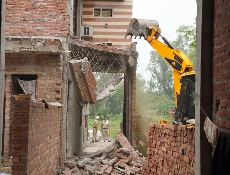 Amritsar: पुलिस ने अंतरराष्ट्रीय सीमा के पास रंगगढ़ गांव में ड्रग तस्कर का घर ध्वस्त किया Amritsar: पुलिस ने अंतरराष्ट्रीय सीमा के पास रंगगढ़ गांव में ड्रग तस्कर का घर ध्वस्त किया