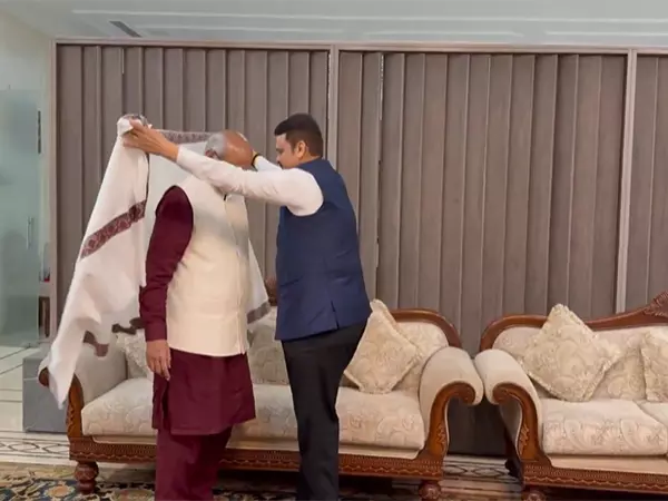 CM फडणवीस ने एनडीए के उपराष्ट्रपति पद के नामांकन पर सीपी राधाकृष्णन को शॉल भेंट की CM फडणवीस ने एनडीए के उपराष्ट्रपति पद के नामांकन पर सीपी राधाकृष्णन को शॉल भेंट की