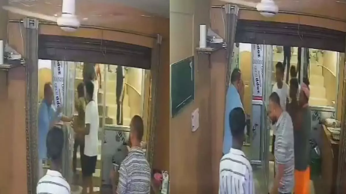 Lucknow: भगवा वस्त्र पहने व्यक्ति पर मांसाहारी खाने के कारण हमला Lucknow: भगवा वस्त्र पहने व्यक्ति पर मांसाहारी खाने के कारण हमला