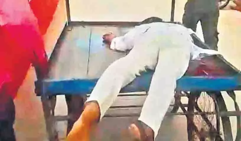 पुलिस ने बिना एम्बुलेंस के शव को ठेले पर ले जाया..सीएम की अमानवीयता पुलिस ने बिना एम्बुलेंस के शव को ठेले पर ले जाया..सीएम की अमानवीयता