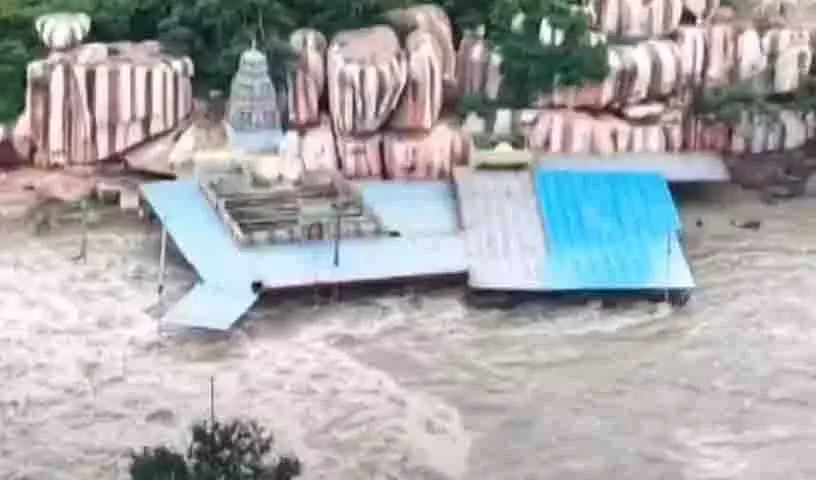 Manjeera में बाढ़.. एडुपायला वनदुर्गा मंदिर छह दिनों से पानी में डूबा हुआ Manjeera में बाढ़.. एडुपायला वनदुर्गा मंदिर छह दिनों से पानी में डूबा हुआ