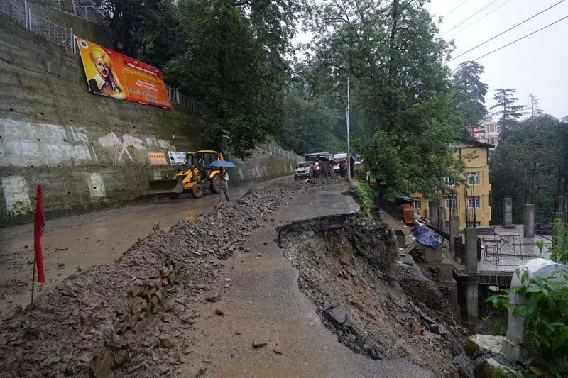 Himachal Pradesh में भारी बारिश के कारण 400 सड़कें बंद Himachal Pradesh में भारी बारिश के कारण 400 सड़कें बंद