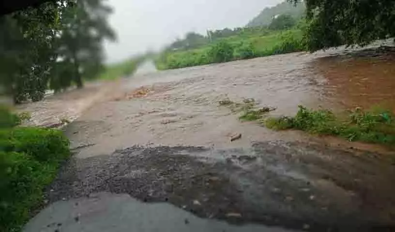 बारिश कम होने तक लोगों को सतर्क रहना चाहिए बारिश कम होने तक लोगों को सतर्क रहना चाहिए