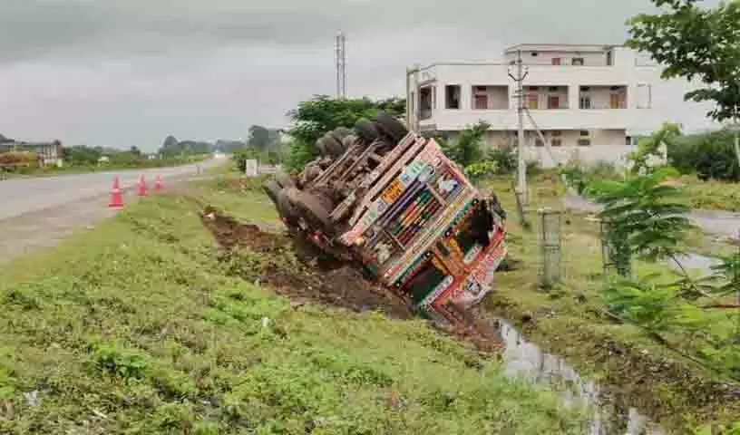 राष्ट्रीय राजमार्ग पर दालों से भरी लॉरी पलटी राष्ट्रीय राजमार्ग पर दालों से भरी लॉरी पलटी