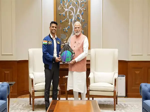 ग्रुप कैप्टन शुभांशु शुक्ला ने की PM मोदी से मुलाकात ग्रुप कैप्टन शुभांशु शुक्ला ने की PM मोदी से मुलाकात