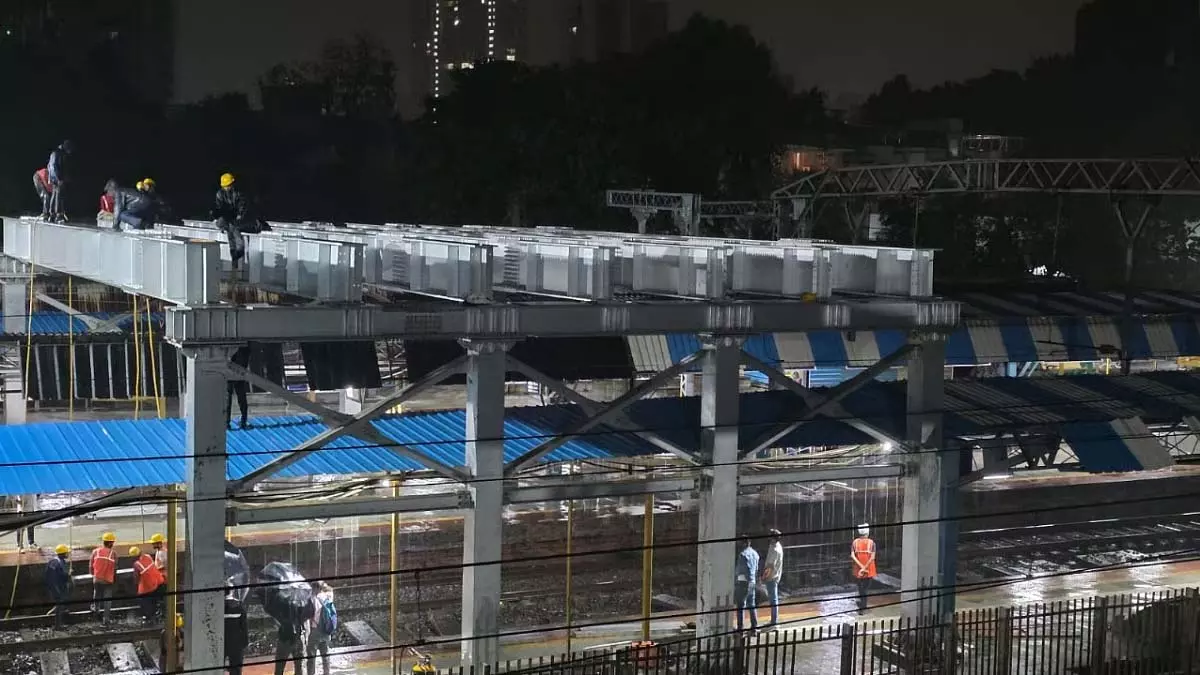Mumbai: 2 घंटे 10 मिनट में भांडुप एफओबी के लिए 7 गर्डर लॉन्च Mumbai: 2 घंटे 10 मिनट में भांडुप एफओबी के लिए 7 गर्डर लॉन्च