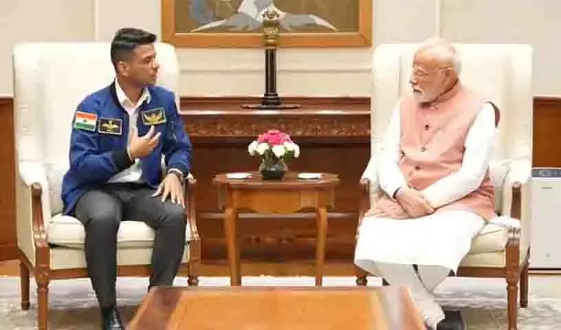 Shubhanshu Shukla ने की प्रधानमंत्री से मुलाकात..मोदी को दी बधाई Shubhanshu Shukla ने की प्रधानमंत्री से मुलाकात..मोदी को दी बधाई