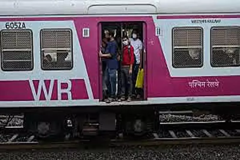 मुंबई में भारी मानसून के बीच भी Western Railway ने ट्रेनों का संचालन किया सुचारू मुंबई में भारी मानसून के बीच भी Western Railway ने ट्रेनों का संचालन किया सुचारू