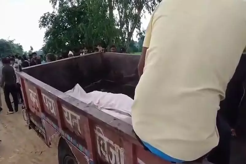 अंतिम संस्कार के लिए शव को ट्रैक्टर पर ले जाया गया, नागरिकों में गुस्सा अंतिम संस्कार के लिए शव को ट्रैक्टर पर ले जाया गया, नागरिकों में गुस्सा