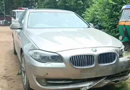 Gandhinagar: बीएमडब्ल्यू कार से ब्यूटीशियन की मौत, ड्राइवर हिरासत में Gandhinagar: बीएमडब्ल्यू कार से ब्यूटीशियन की मौत, ड्राइवर हिरासत में