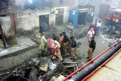 Pakistan: कट्टरपंथियों ने अहमदिया पूजा स्थलों को जलाया Pakistan: कट्टरपंथियों ने अहमदिया पूजा स्थलों को जलाया