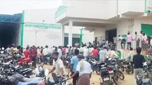 किसानों ने लंबी कतारों में घंटों की प्रतीक्षा, सरकार पर आपूर्ति में ढील का आरोप किसानों ने लंबी कतारों में घंटों की प्रतीक्षा, सरकार पर आपूर्ति में ढील का आरोप