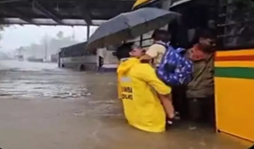 माटुंगा पुलिस ने फंसी स्कूल बस के बच्चों को बचाया, BMC ने स्कूलों में दी छुट्टी माटुंगा पुलिस ने फंसी स्कूल बस के बच्चों को बचाया, BMC ने स्कूलों में दी छुट्टी