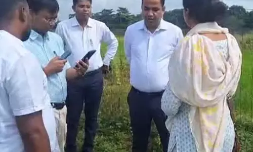 खेत पहुंचकर रायपुर कलेक्टर ने डिजिटल क्रॉप सर्वे का किया निरीक्षण