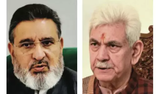 अल्ताफ बुखारी ने एलजी मनोज सिन्हा से मुलाकात की अल्ताफ बुखारी ने एलजी मनोज सिन्हा से मुलाकात की