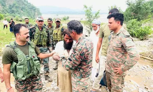 कठुआ आपदा: सेना ने बचाव अभियान में हेलीकॉप्टर लगाए कठुआ आपदा: सेना ने बचाव अभियान में हेलीकॉप्टर लगाए